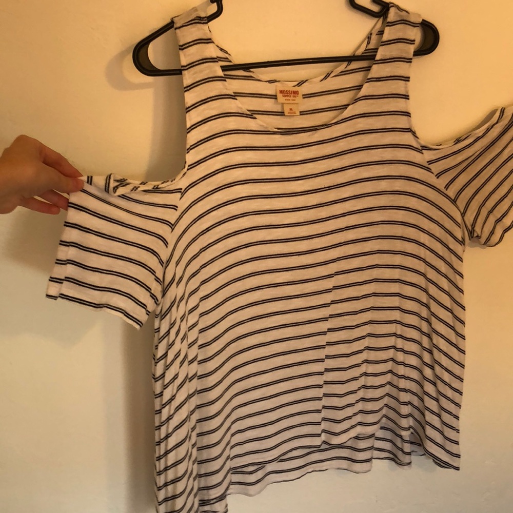 Col-shoulder style short sleeve shirt